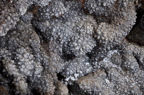 Grotte du Sud de l'Arizona (USA) - Paroi couverte de petits cristaux de calcite gris (colorés par la manganèse)  (SP-20-0244)